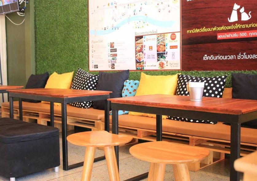 places to stay in Kanchanaburi. A lounge area in a hostel in Kanchanaburi