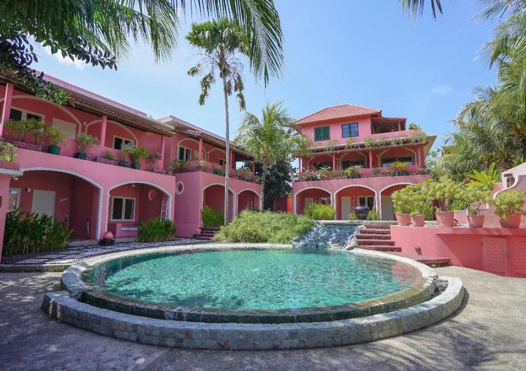 A Hotel in Uluwatu with Mexican architecture and painted in pink
