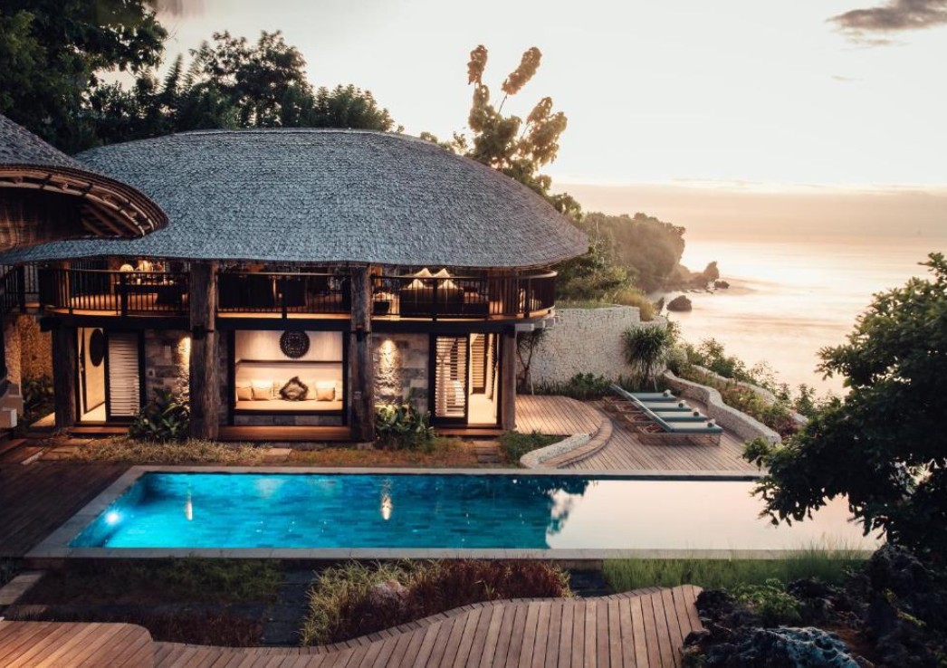 What hotel to stay in Uluwatu. A wooden cottage on a cliff next to a pool