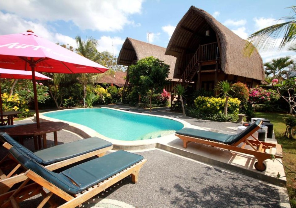 Huts on 2 levels next to a pool