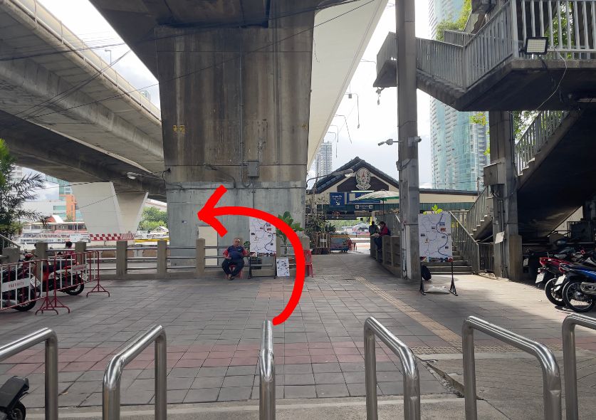 An image showing the entrance to the central pier and an arrow pointing to the left. This is were you need to go for the tourist boat and the different flagged boats.