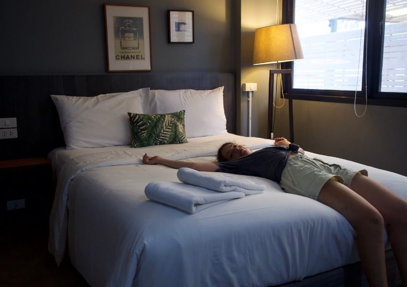 Jacqueline exhausted after a hot train train at Escape hotel in Bangkok. A hotel we recommend for its great location and its interior design.